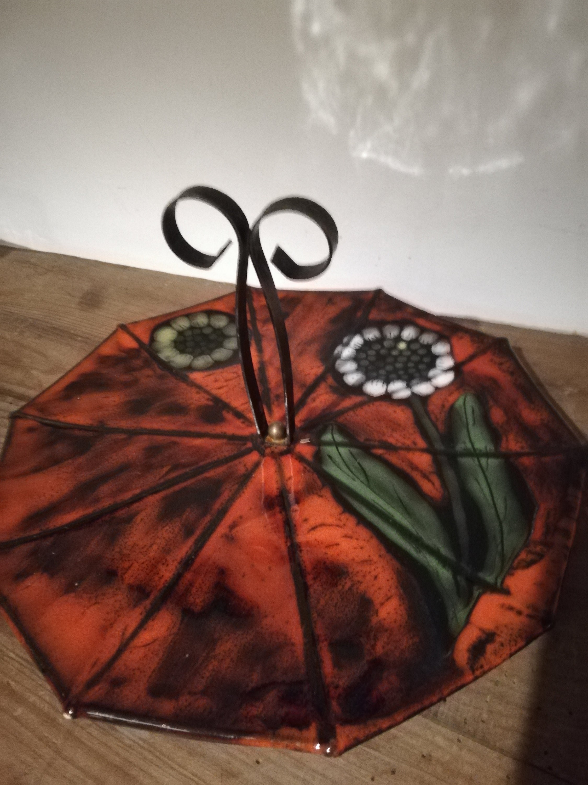 Plateau à Fromages Rouge Forme Parapluie Années 60/70 Céramique de Poët Laval Motif Fleurs Graphique