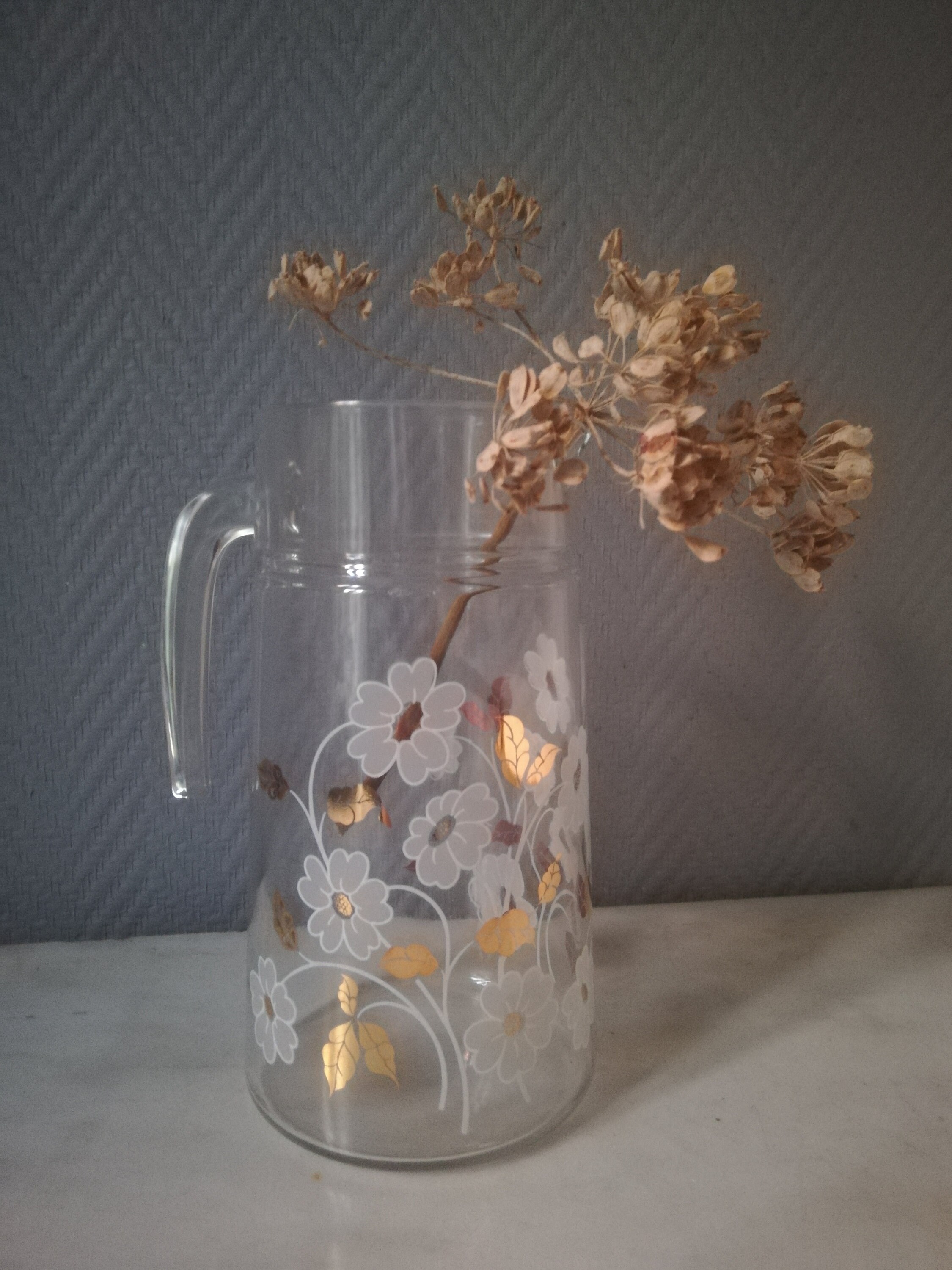 Pichet en Verre à Décor de Fleurs Blanches et Dorées