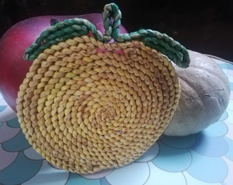 Apple-shaped raffia trivet