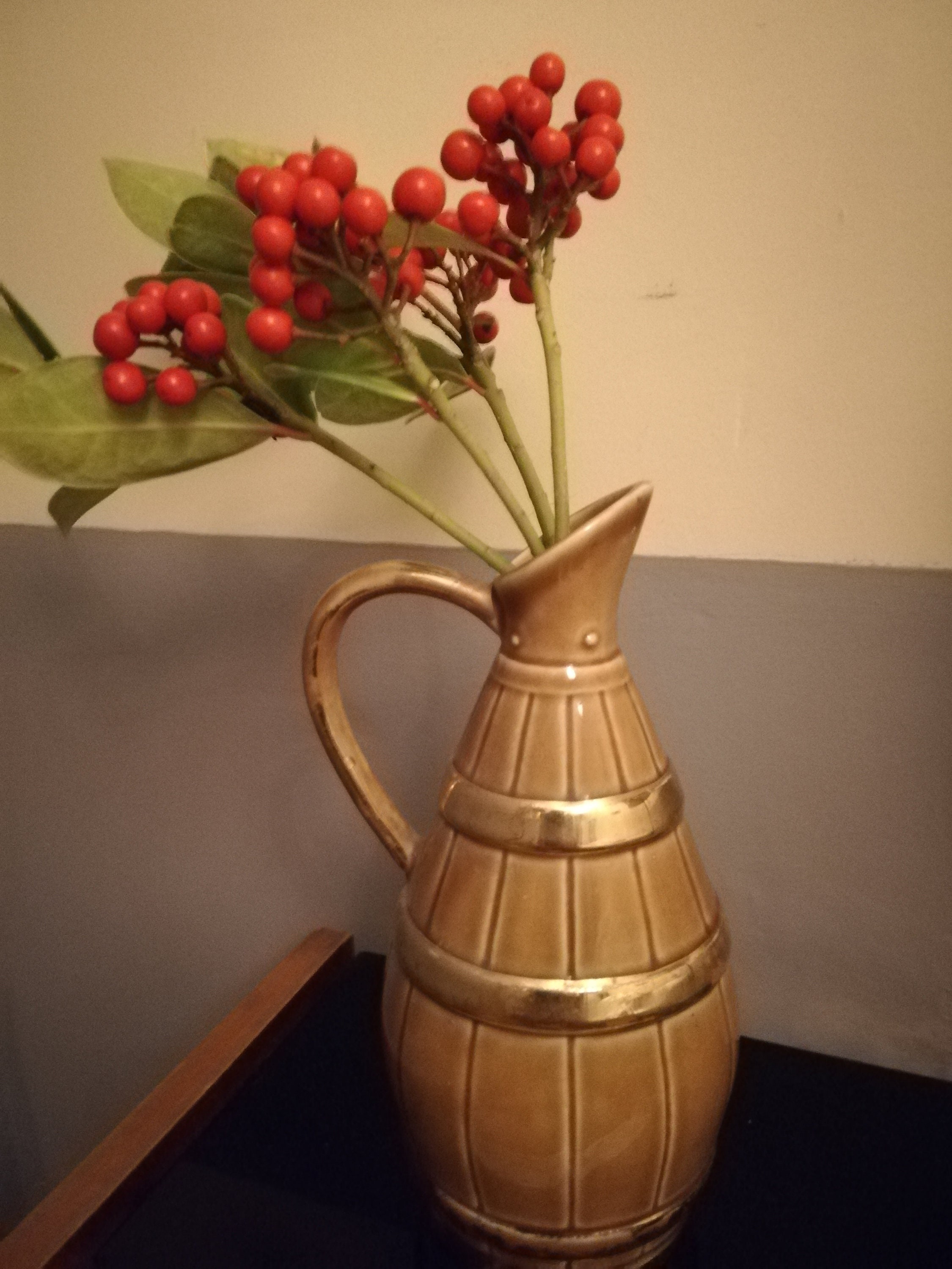 Pichet en Céramique avec Dorures Forme Tonneau Années 60