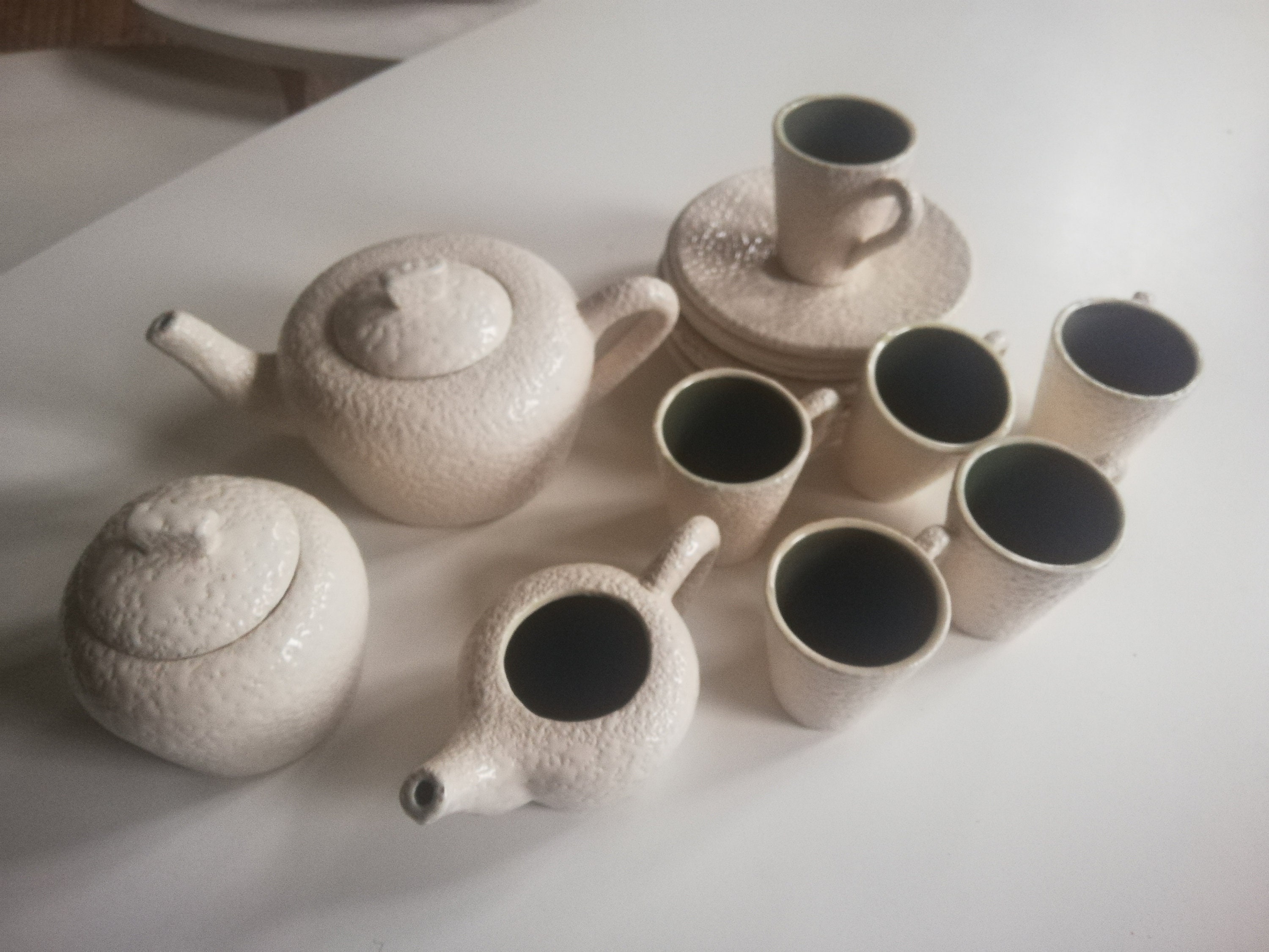 Service à Café Original Céramique Écrue Gratinée et Fond Vert Foncé