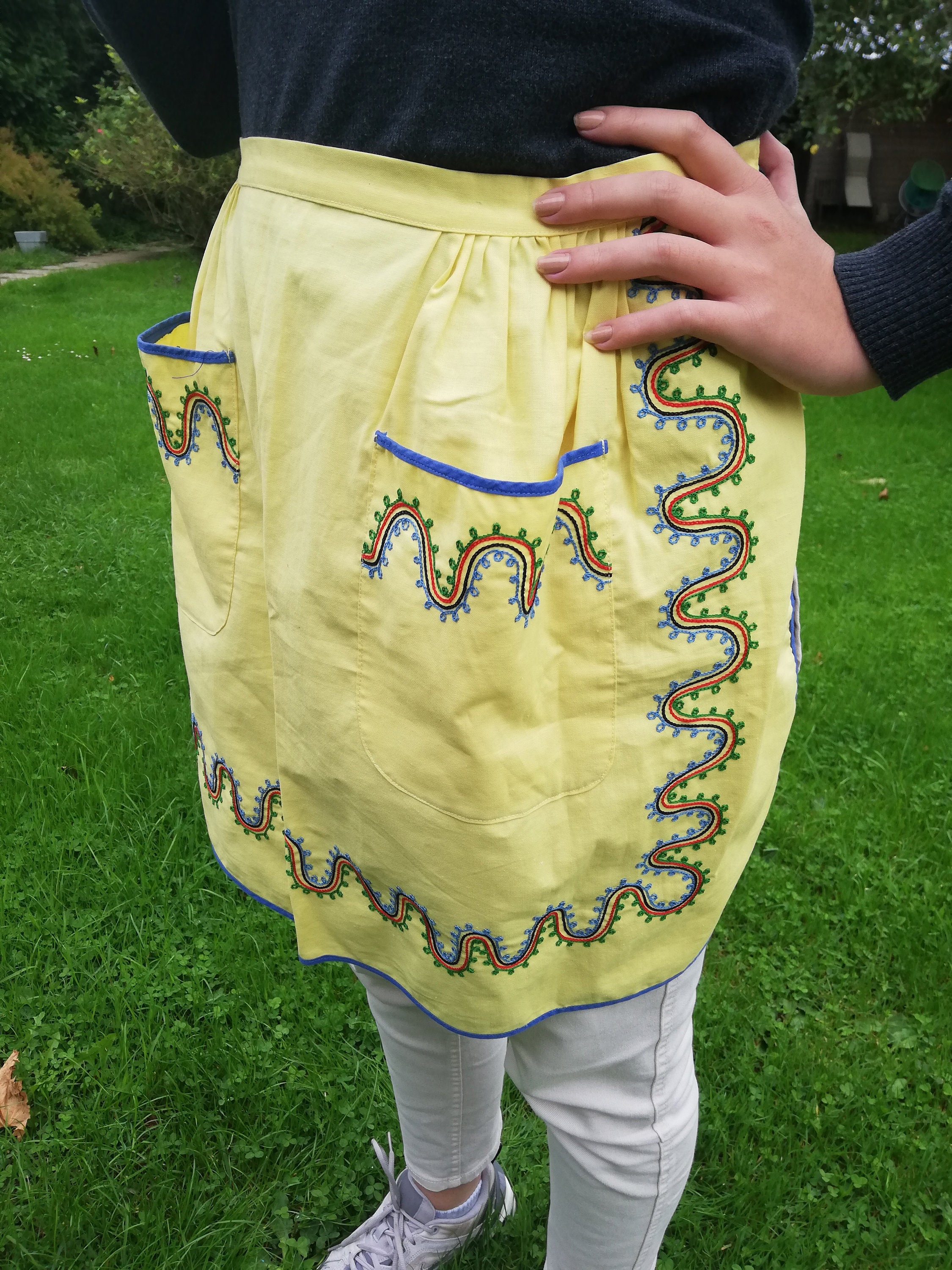 Adorable Tablier Brodé Des Années 50