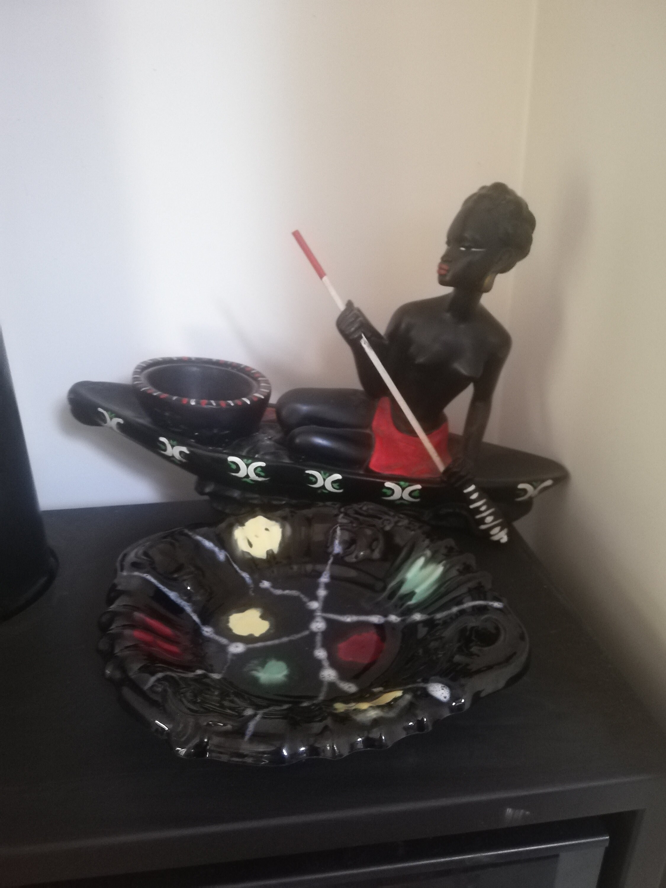 Plat en Barbotine Noire Style Vallauris avec Taches Colorées