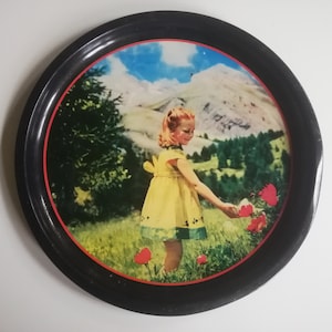 Plateau rond en tôle petite fille à la montagne