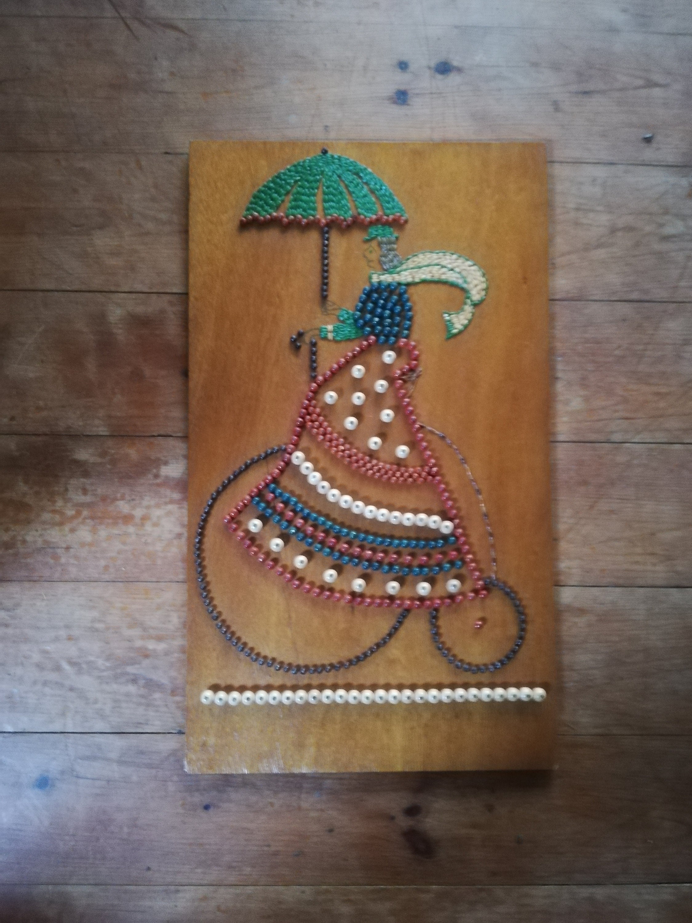 Tableau Art Brut Femme sur Grand Bi Perles Cloutées