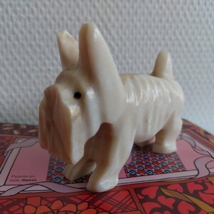 Figurine à Tête Branlante Rakso – Scottish Terrier Danseur Blanc 22 Cm – Décoration Fun Et Originale