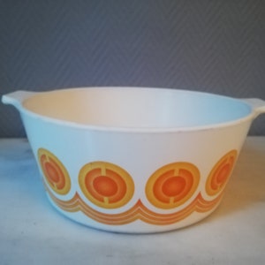 Puede incluir: Tazón de mezcla de cerámica blanca con un diseño retro que presenta círculos naranja y amarillo y líneas onduladas.