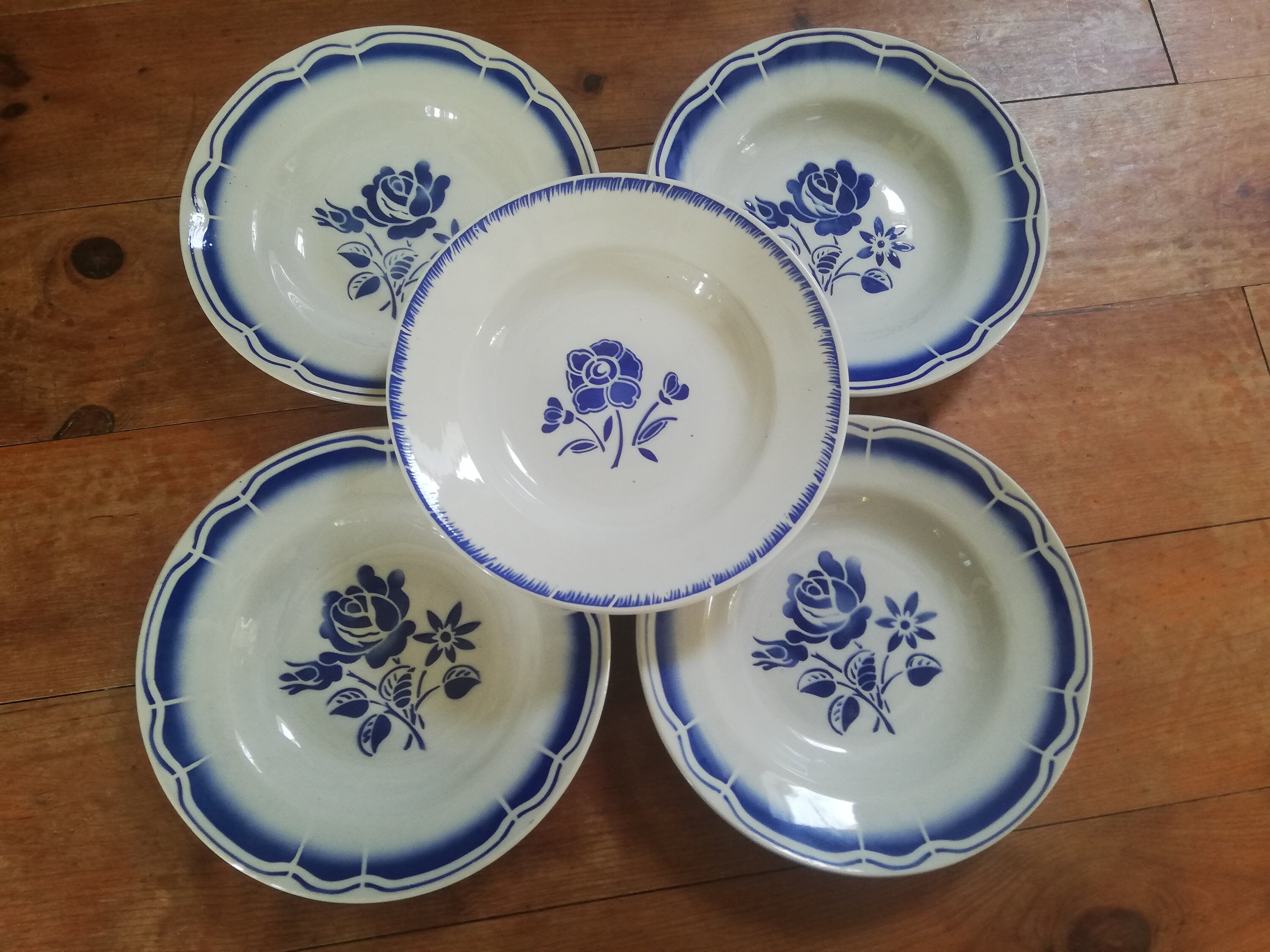 Cinq Assiettes à Soupe Fleurs Bleues Badonviller et Digoin Sarreguemines