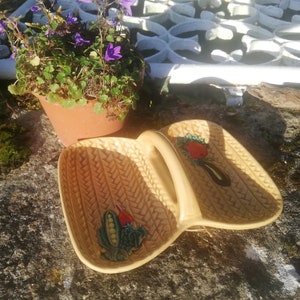 Servant in slurry yellow ochre decoration vegetables