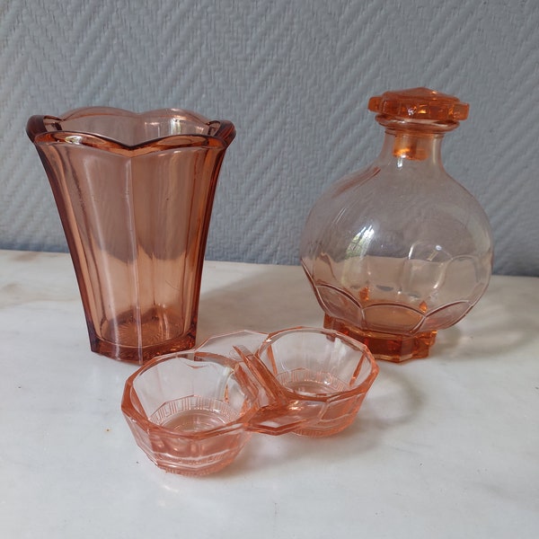 Ensemble en verre rose petit vase, salière et carafe boule art déco