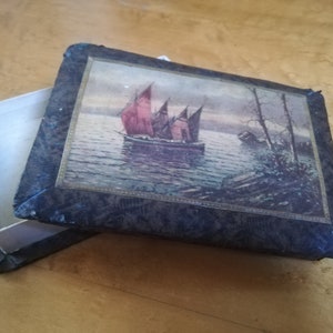 Bombonera de cartón con grabado de barco marino