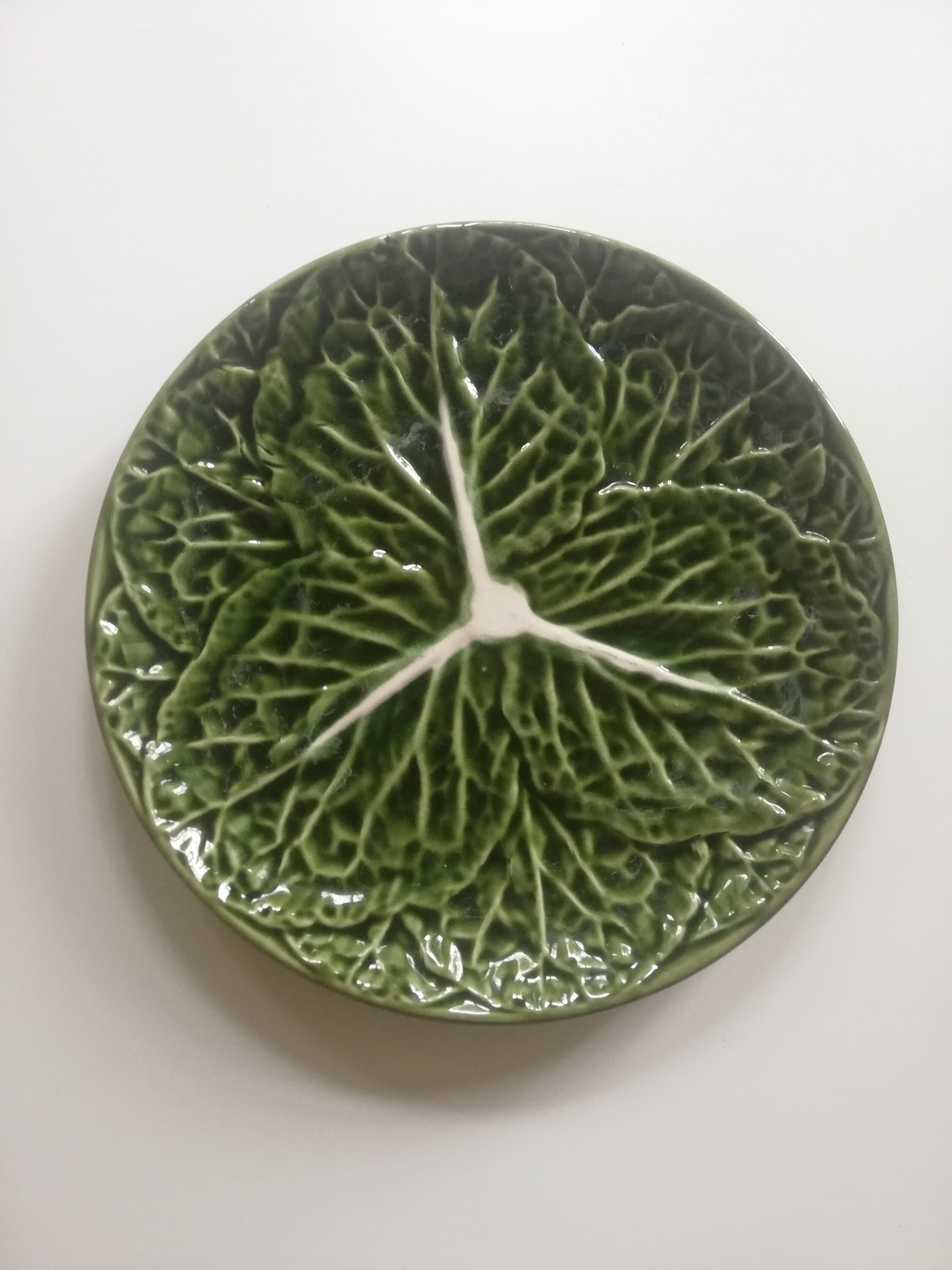 Plat Rond Barbotine Feuilles de Chou