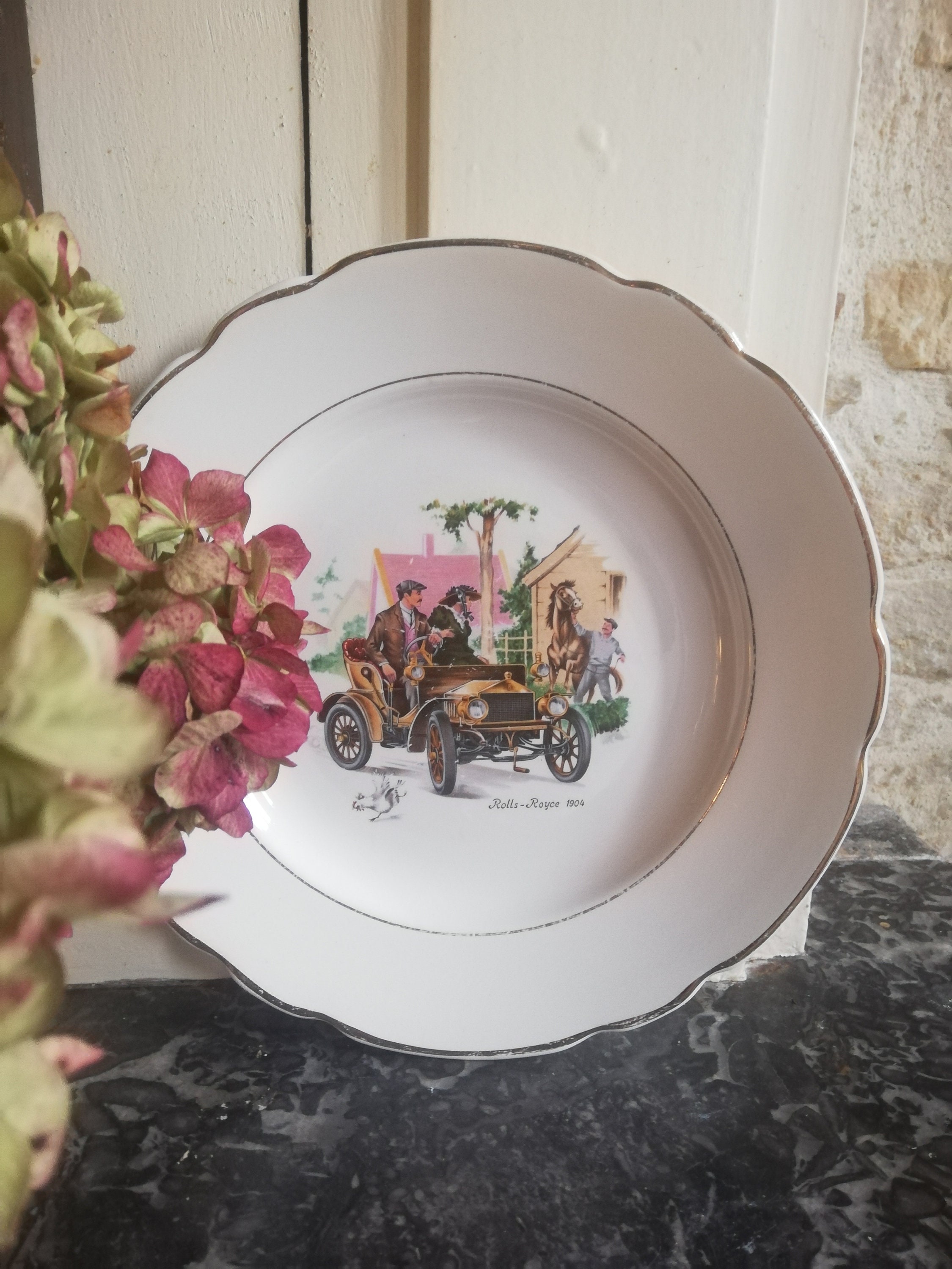 Plat Rond en Porcelaine Digoin-Sarreguemines Rolls-Royce 1904