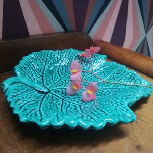 Pretty empty pocket dish in Vallauris slip signed in green leaf trompe l&#39;oeil from the 1950s