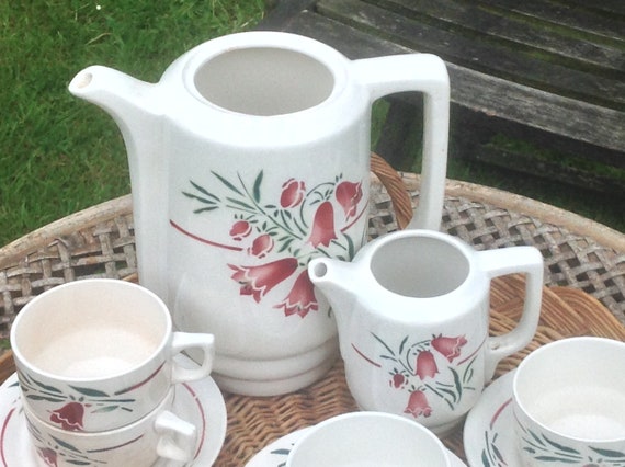 Hübsches Art-Deco-Kaffeeservice aus Steingut mit Glockenblumen von Saint-Amand