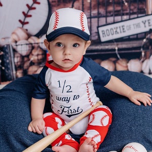 Basebolloutfit för halv födelsedag: Personlig babybody, benvärmare, mössa och banderoll
