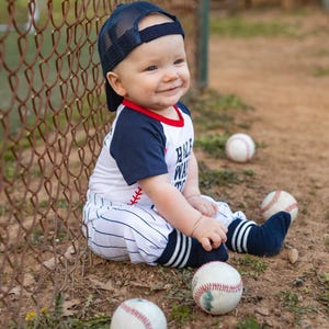 Conjunto de béisbol personalizado para medio cumpleaños: body de rayas azul marino.
