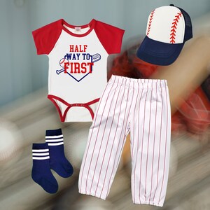 Halvvägs till första födelsedagen basebolloutfit: Personligt set med kritstrecksrandiga byxor
