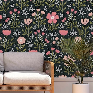 Pu&ograve; includere: Una carta da parati floreale bianco e nero con fiori rosa e foglie verdi. La carta da parati &egrave; dietro un divano grigio chiaro con un cuscino verde e un cuscino con stampa tropicale.