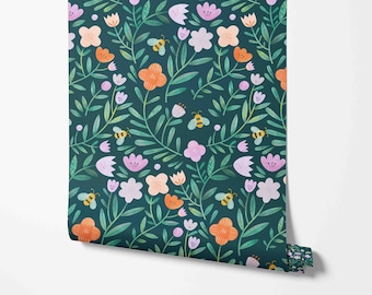 Op de afbeelding: Tealblauwe behang met een herhalend patroon van roze, oranje en witte bloemen, groene bladeren en gele bijen.
