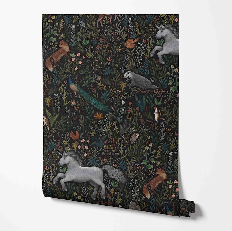 Puede incluir: Papel tapiz negro y blanco con una escena de bosque de ensue&ntilde;o con un unicornio, un pavo real, un tej&oacute;n, un zorro y otras criaturas del bosque. El papel tapiz tiene un fondo oscuro con una variedad de patrones florales y de follaje.