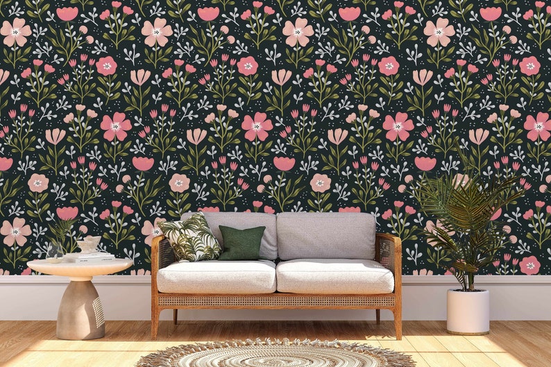 Pu&ograve; includere: Una carta da parati floreale bianco e nero con fiori rosa e foglie verdi. La carta da parati &egrave; dietro un divano grigio chiaro con un cuscino verde e un cuscino con stampa tropicale.