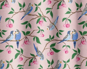 Può includere: Un tessuto rosa con un motivo ripetitivo di parrocchetti blu e verdi appollaiati su rami con ciliegie rosa.