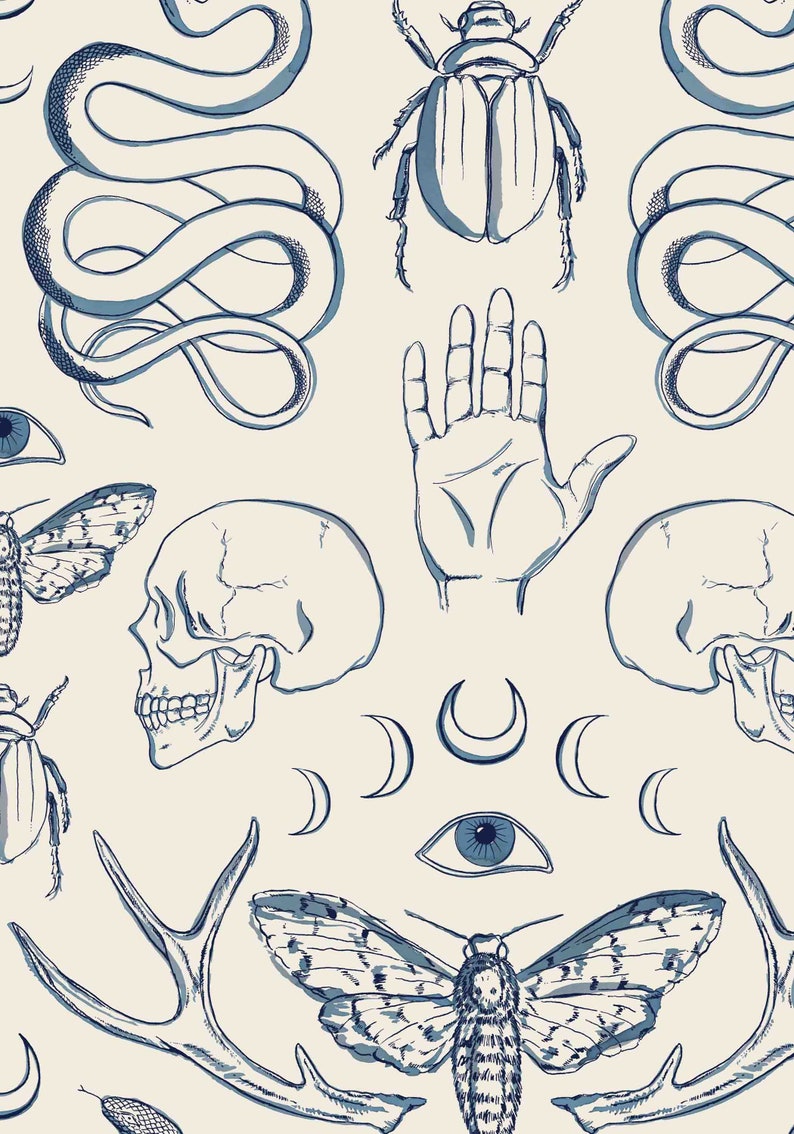 Op de afbeelding: Een naadloos patroon met verschillende mystieke en occulte symbolen, waaronder een schedel, een hand, een kever, een nachtvlinder, een slang, een oog, geweien en halve manen. De symbolen zijn getekend in blauwe inkt op een cr&egrave;mekleurige achtergrond.