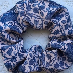 Liberty of London Silk Hair Scrunchy in William Morris Lodden Wood - Love Liberty Cornwall - Das Geschenk, das in eine Grußkarte passt!