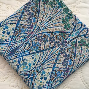 Lenço de seda Liberty London em Ianthe Blossom - Love Liberty Cornwall - O presente que cabe em um cartão de felicitações!