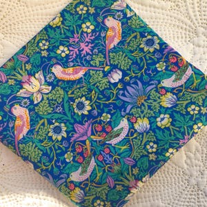 Lenço de seda Liberty London em William Morris Strawberry Thief - Love Liberty Cornwall - O presente que cabe em um cartão de felicitações!