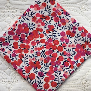 Fazzoletto di lusso Liberty London Tana Lawn - Wiltshire Berry - Love Liberty Cornwall - Il regalo che sta in un biglietto d'auguri!