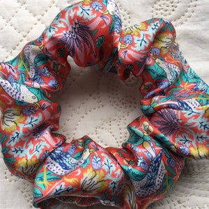 Elástico de cabelo de seda Liberty London em William Morris Strawberry Thief - Love Liberty Cornwall - O presente que cabe em um cartão de felicitações!