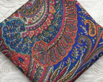 Pochette de costume vintage en soie Liberty London motif cachemire classique - Love Liberty Cornwall - Le cadeau qui a sa place dans une carte de voeux !