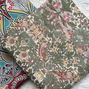 Lenços de gramado Liberty London Tana em William Morris Strawberry Thief e Ianthe - Love Liberty Cornwall - O presente que cabe em um cartão!