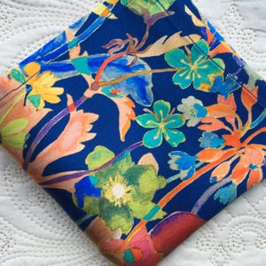 Lenço de seda Liberty London com proposta de primavera - Love Liberty Cornwall - O presente que cabe em um cartão de felicitações!