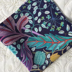 Lenço de seda Liberty London em Elm House - Love Liberty Cornwall - O presente que cabe em um cartão de felicitações!