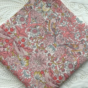 Lenço de bolso Liberty London Tana Lawn - William Morris Strawberry Thief - Love Liberty Cornwall - O presente que cabe em um cartão de felicitações!