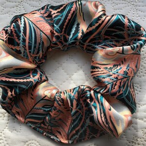 Elástico de cabelo de seda Liberty of London em tecido Juno Feather - Love Liberty Cornwall - O presente que cabe em um cartão de felicitações!