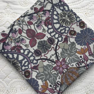 Lenço de bolso de seda Liberty London no loteamento William Morris - Love Liberty Cornwall - O presente que cabe em um cartão de felicitações!