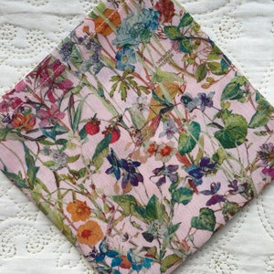 Liberty London Tana Lawn Zakdoek Zakdoek in roze wilde bloemen - Love Liberty Cornwall - het cadeau dat op een wenskaart past!