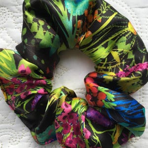 Elástico de cabelo Liberty London Silk em tecido Tresco Belgravia Silk Satin - Love Liberty Cornwall - O presente que cabe em um cartão de felicitações!