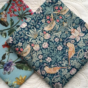 Lenços de gramado Liberty London Tana em William Morris Strawberry Thief & Lockwood - Love Liberty Cornwall - O presente que cabe em um cartão!