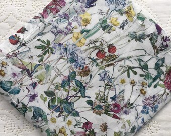 Liberty of London Tana Lawn Zakdoek met wilde bloemen wit - Love Liberty Cornwall - elegant bruiloftsaccessoire