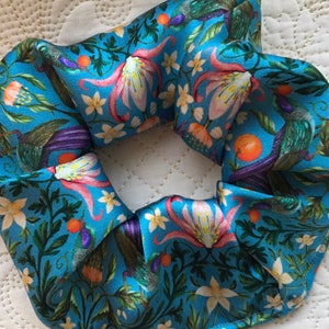 Elástico de cabelo de seda Liberty of London em tecido de cetim de seda Belgravia Forbidden Orchard - O presente que cabe em um cartão de felicitações!