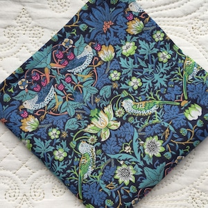 Fazzoletto da taschino Liberty London Tana Lawn - William Morris Strawberry Thief - Love Liberty Cornwall - Il regalo che sta in un biglietto d'auguri!