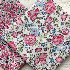 Lenços de mão Liberty London Tana Lawn Hanky em Félicité e Wiltshire Berry - Love Liberty Cornwall - O presente que cabe em um cartão!