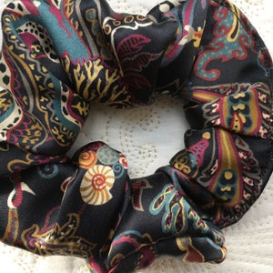 Elástico de cabelo de seda Liberty of London em Ocean Deep - Love Liberty Cornwall - O presente que cabe em um cartão de felicitações!