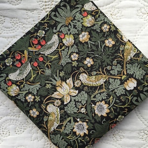 Liberty London Tana Lawn Luxury Zakdoek Hanky - William Morris Strawberry Thief - Love Liberty Cornwall - The Gift That Past In A Card
