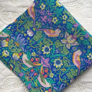 Lenço de bolso Liberty London Pure Silk em William Morris Strawberry Thief - Love Liberty Cornwall - O presente que cabe em um cartão de felicitações!